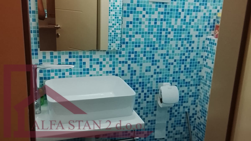 Trogir, trosoban stan sa bazenom za najam do ljeta