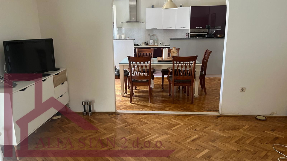 Solin, kuća sa dva  stana po 80 m2