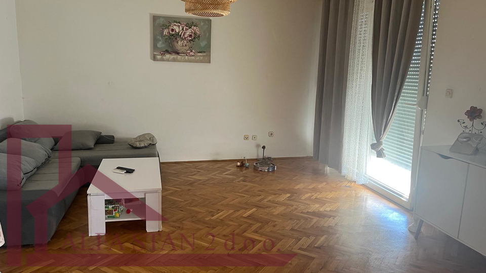 Solin, kuća sa dva  stana po 80 m2