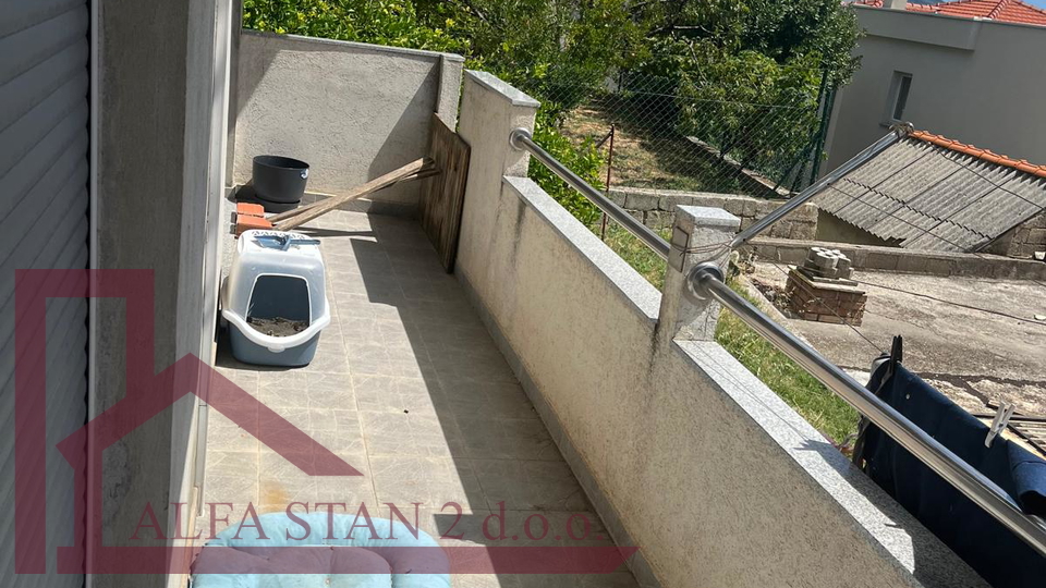 Solin, kuća sa dva  stana po 80 m2