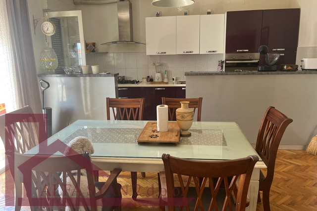 Solin, kuća sa dva  stana po 80 m2