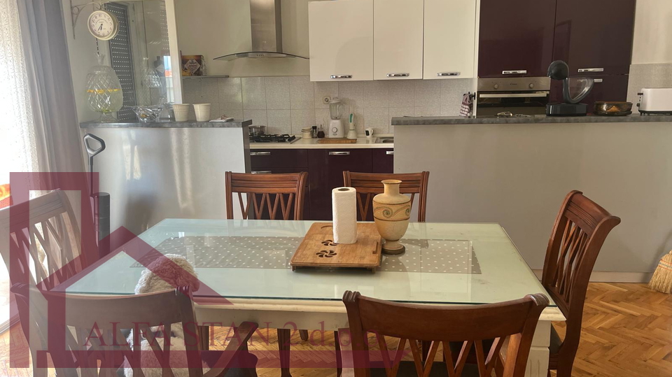 Solin, kuća sa dva  stana po 80 m2