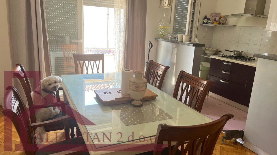 Solin, kuća sa dva  stana po 80 m2