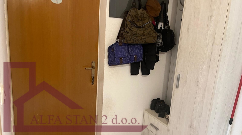 Solin, kuća sa dva  stana po 80 m2