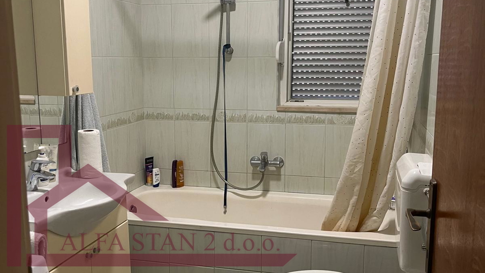 Solin, kuća sa dva  stana po 80 m2