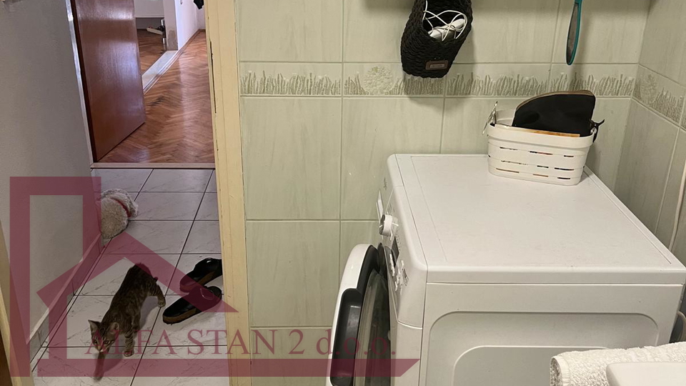 Solin, kuća sa dva  stana po 80 m2