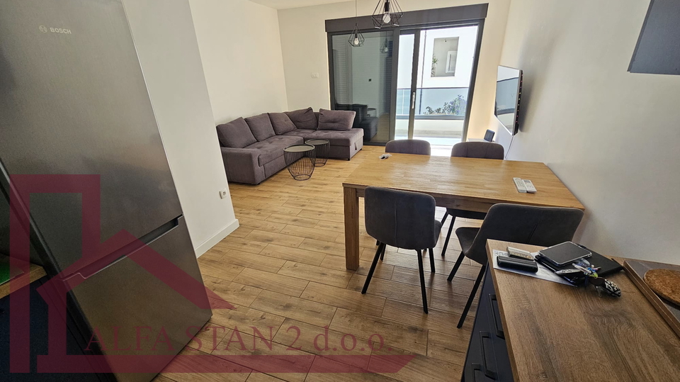 Podstrana, Strožanac, Prekrasan novoizgrađeni dvosobni stan za dugoročni najam