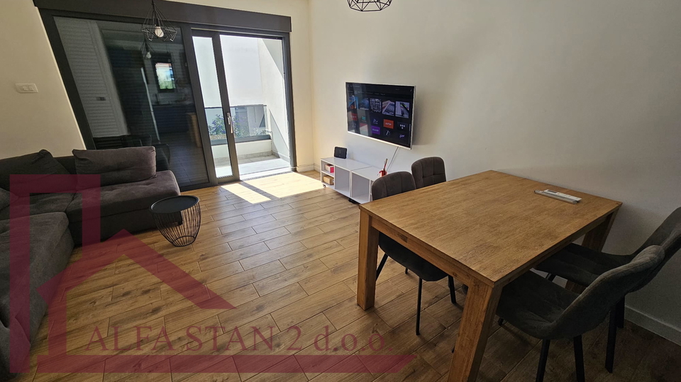 Podstrana, Strožanac, Prekrasan novoizgrađeni dvosobni stan za dugoročni najam