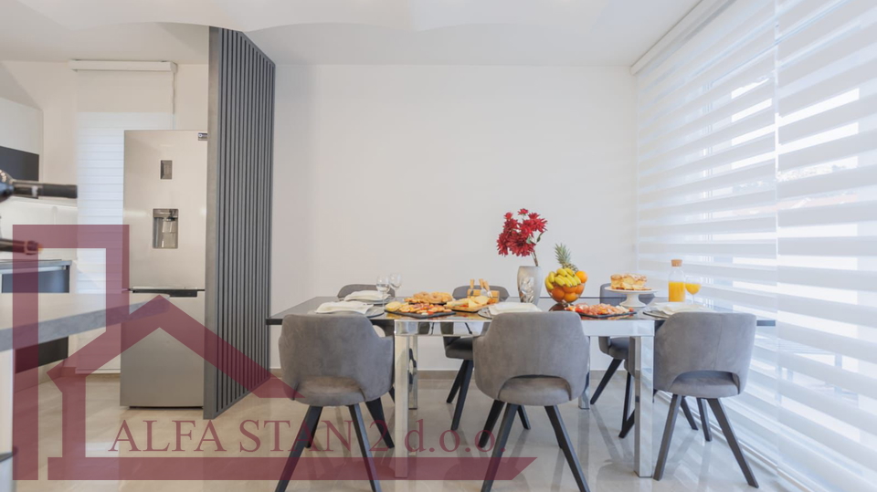 Appartamento, 101 m2, Affitto, Podstrana - Strožanac