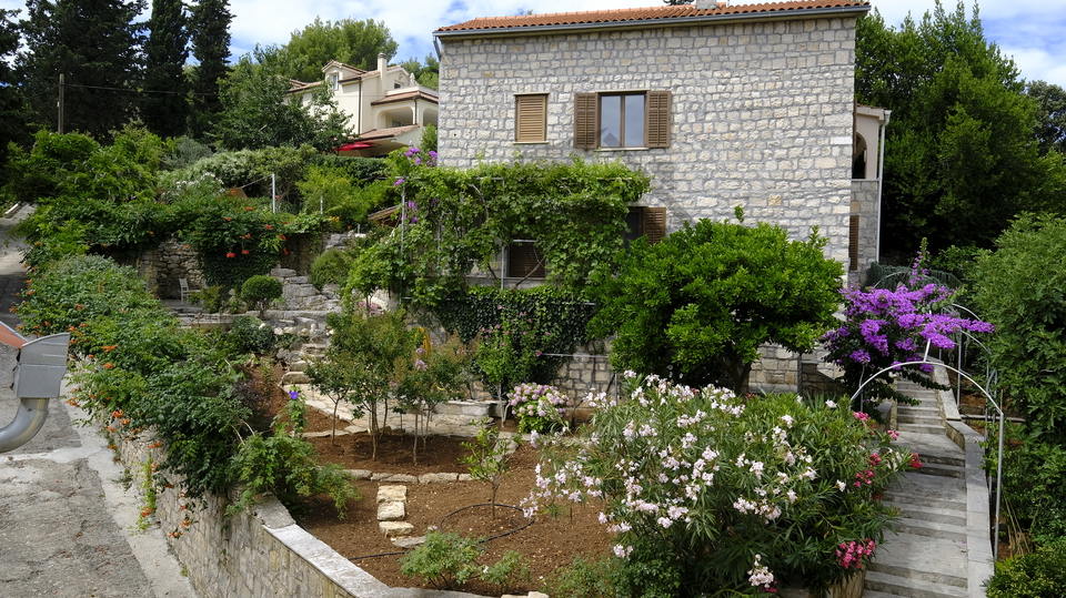 Prekrasna vila s bazenom u Splitskoj