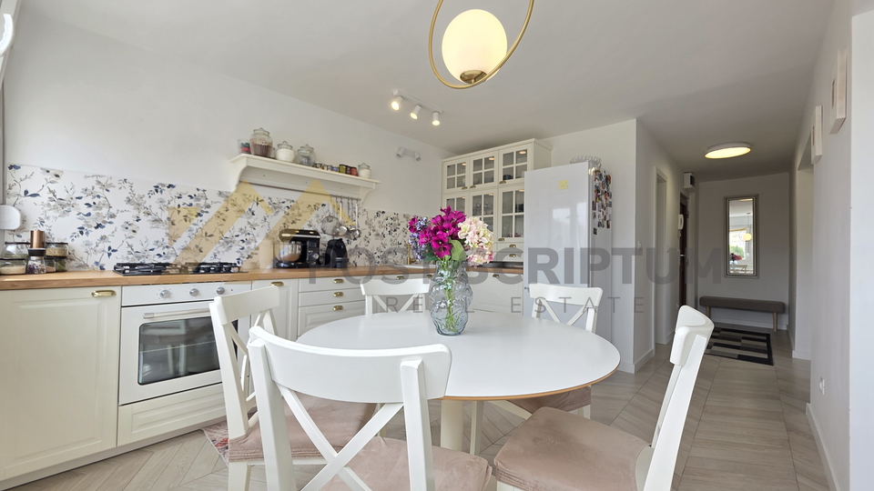 GRIPE&comma; KOMFORAN JEDNOSOBAN &Scaron;ARMANTNOG URE&Dstrok;ENJA