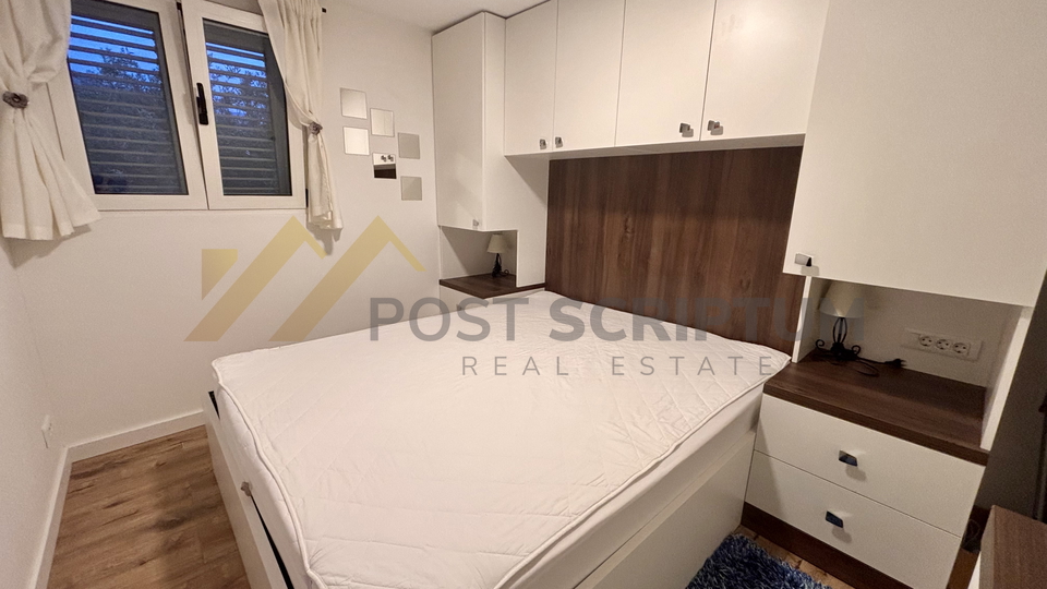 KA&Scaron;TEL STARI&comma; KU&Cacute;A S OKU&Cacute;NICOM OD 700M2&comma; VANJSKI PARKING