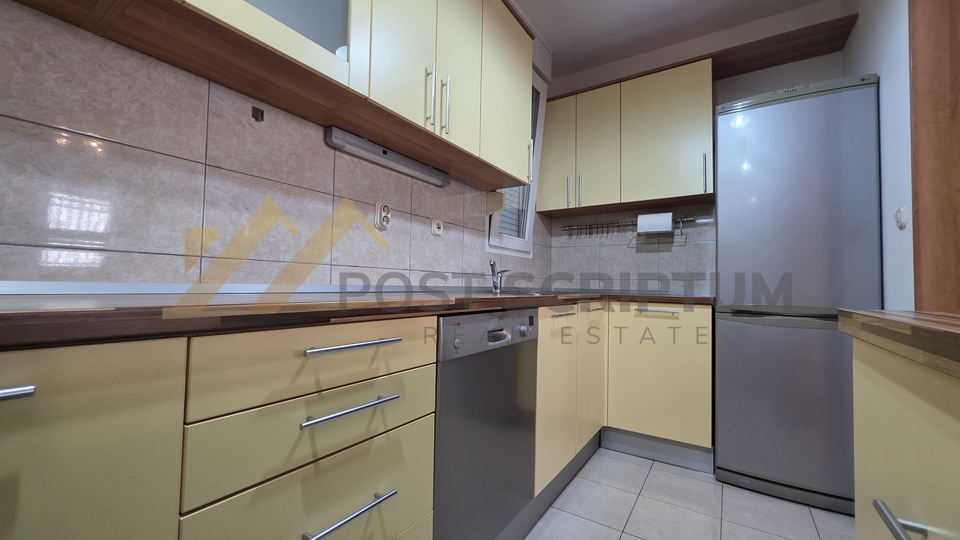 BRODARICA&comma; KOMFORAN TROSOBAN S PARKINGOM&comma; DUGORO&Ccaron;NO