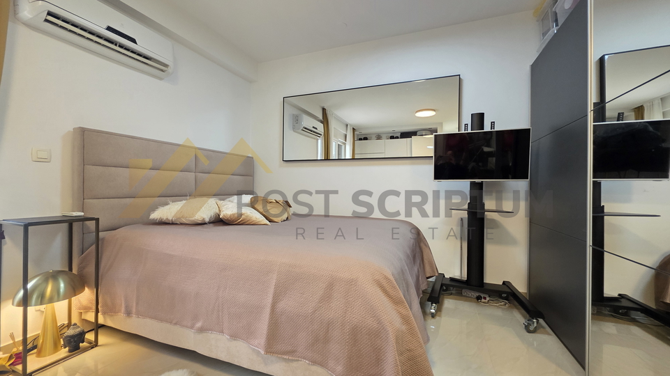 KMAN&comma; GARSONIJERA S TERASOM I VRTOM&comma; VANJSKI PARKING