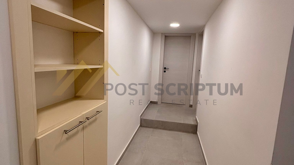 SPINUT&comma; RENOVIRAN JEDNOSOBAN&comma; DUGORO&Ccaron;AN NAJAM&comma; PRVO USELJENJE