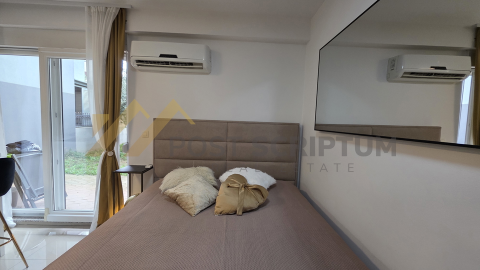 KMAN&comma; GARSONIJERA S TERASOM I VRTOM&comma; VANJSKI PARKING