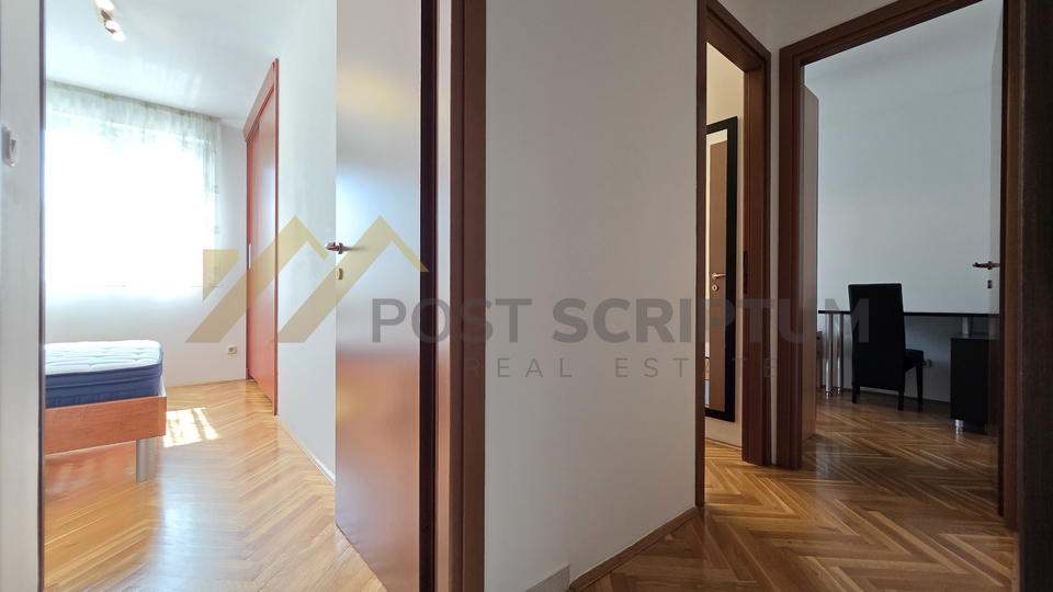 BRODARICA&comma; KOMFORAN TROSOBAN S PARKINGOM&comma; DUGORO&Ccaron;NO