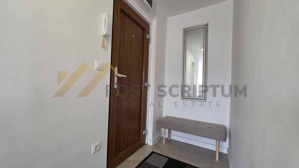 GRIPE&comma; KOMFORAN JEDNOSOBAN &Scaron;ARMANTNOG URE&Dstrok;ENJA