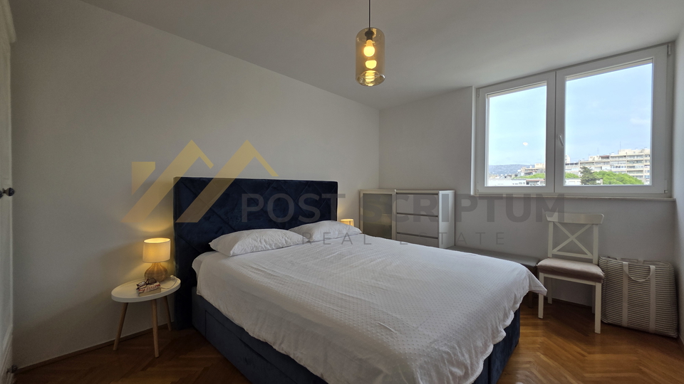 GRIPE&comma; KOMFORAN JEDNOSOBAN &Scaron;ARMANTNOG URE&Dstrok;ENJA