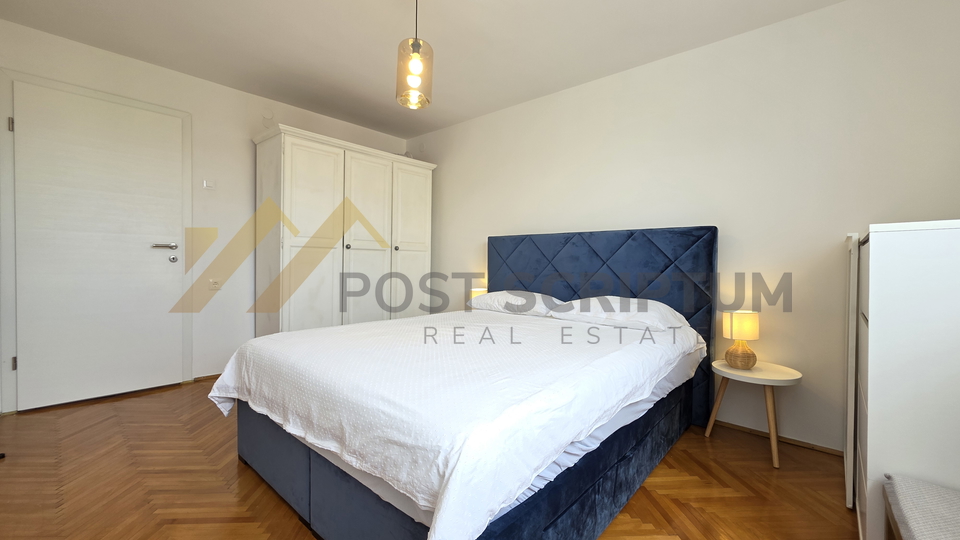 GRIPE&comma; KOMFORAN JEDNOSOBAN &Scaron;ARMANTNOG URE&Dstrok;ENJA