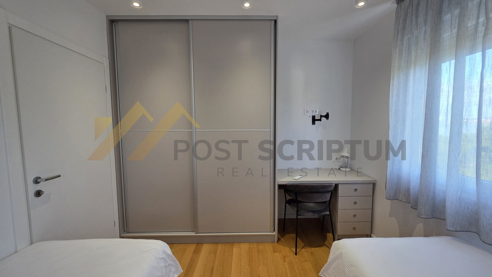 PODSTRANA&comma; PREKRASAN&comma; DVOSOBAN&comma; DUGOROCNO&comma; PARKING