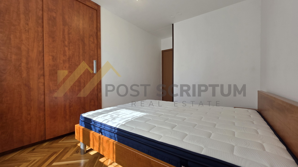 BRODARICA&comma; KOMFORAN TROSOBAN S PARKINGOM&comma; DUGORO&Ccaron;NO