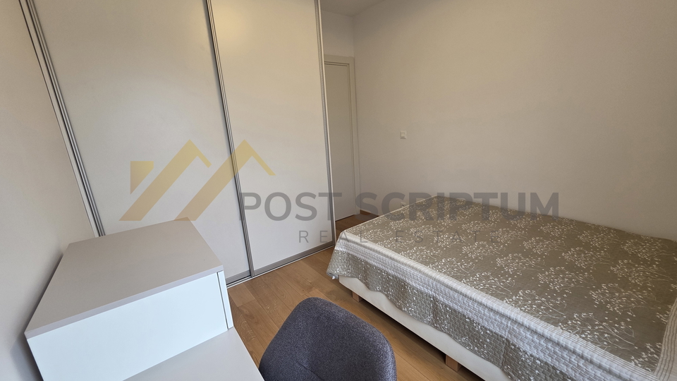 TRSTENIK&comma; PREDIVAN DVOSOBAN&comma; PARKING&comma; DUGORO&Ccaron;NO