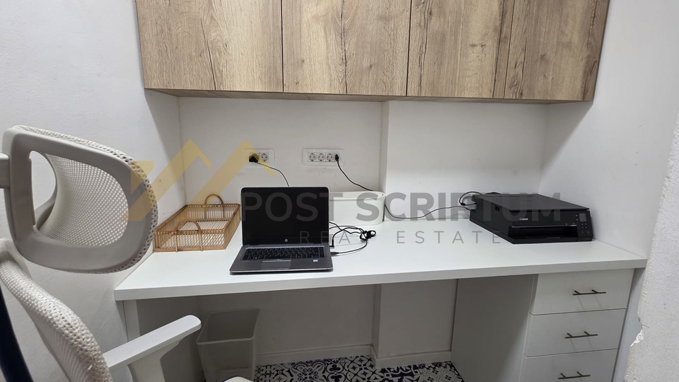 SPINUT&comma;  LIJEP TROSOBAN NA DVIJE ETA&Zcaron;E