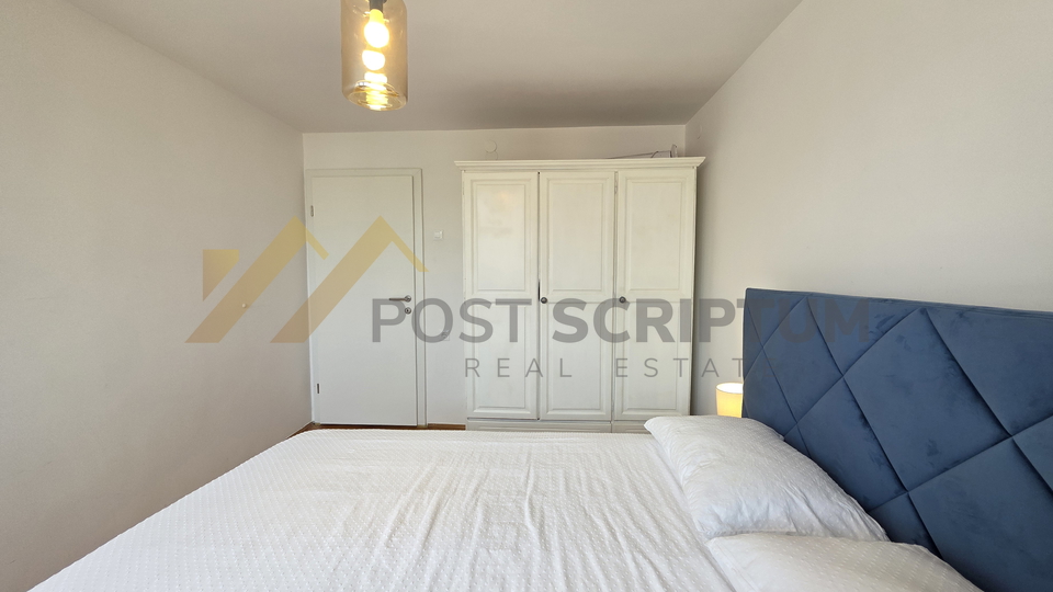 GRIPE&comma; KOMFORAN JEDNOSOBAN &Scaron;ARMANTNOG URE&Dstrok;ENJA