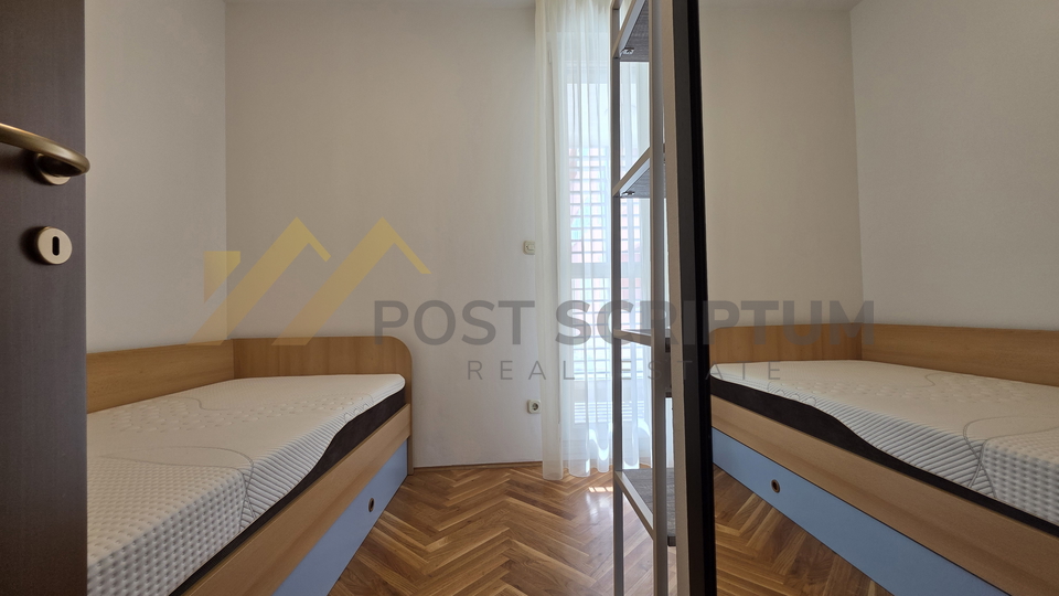 BRODARICA&comma; KOMFORAN TROSOBAN S PARKINGOM&comma; DUGORO&Ccaron;NO