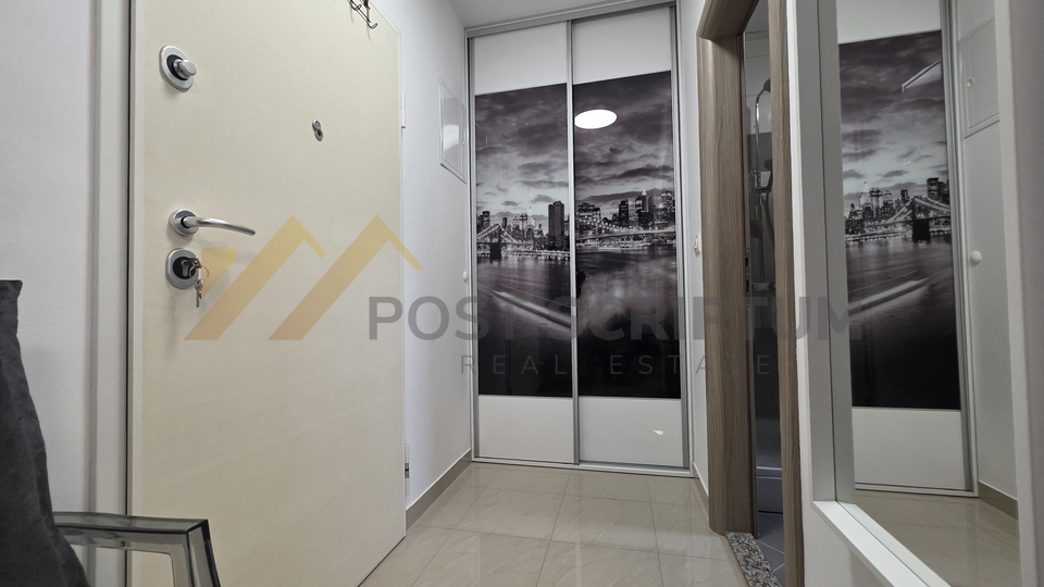 KMAN&comma; GARSONIJERA S TERASOM I VRTOM&comma; VANJSKI PARKING