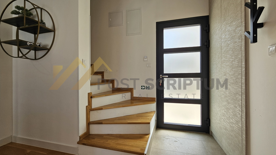KAŠTEL SUĆURAC, KUĆA S BAZENOM I OKUĆNICOM