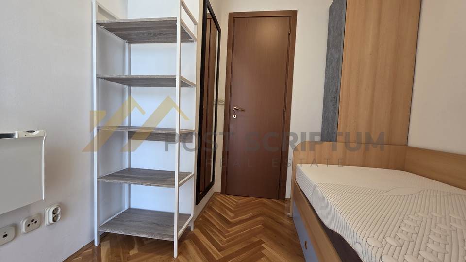 BRODARICA&comma; KOMFORAN TROSOBAN S PARKINGOM&comma; DUGORO&Ccaron;NO