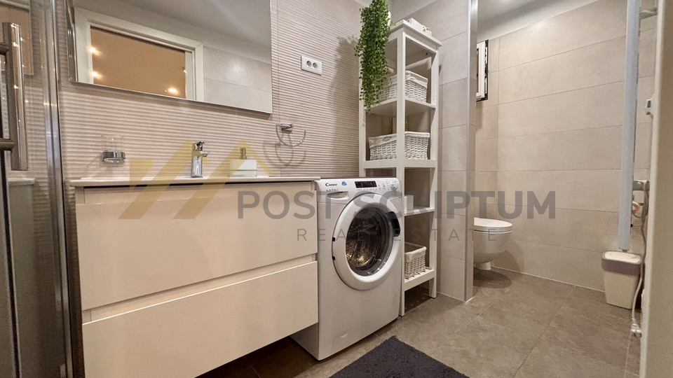 KA&Scaron;TEL STARI&comma; KU&Cacute;A S OKU&Cacute;NICOM OD 700M2&comma; VANJSKI PARKING