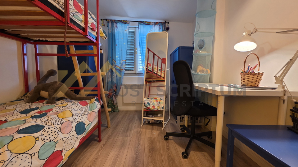 PRIVOR&comma; VIKEND KU&Cacute;A NA KAT S KONOBOM i VRTOM