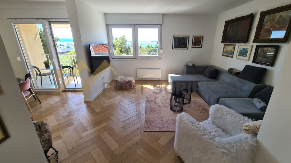 EXCELLENT TWO BEDROOM WITH SEA VIEW, AVAILABLE FOR THE LONG TERM