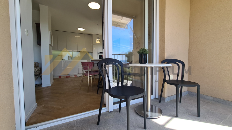 EXCELLENT TWO BEDROOM WITH SEA VIEW, AVAILABLE FOR THE LONG TERM