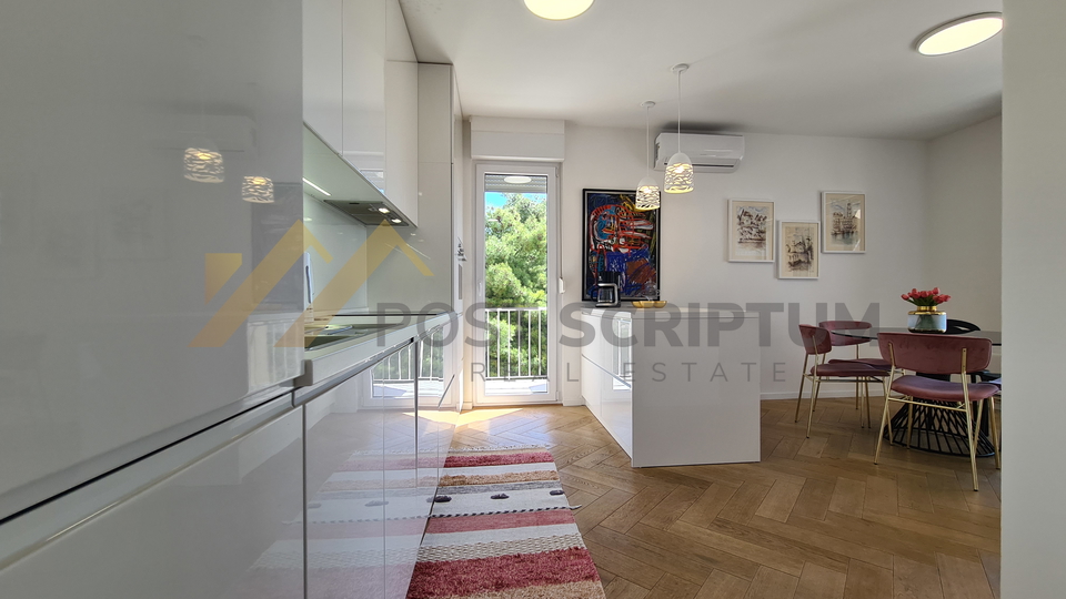 EXCELLENT TWO BEDROOM WITH SEA VIEW, AVAILABLE FOR THE LONG TERM