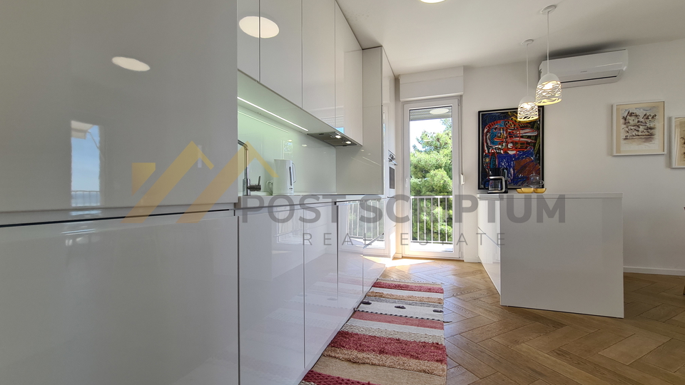 EXCELLENT TWO BEDROOM WITH SEA VIEW, AVAILABLE FOR THE LONG TERM