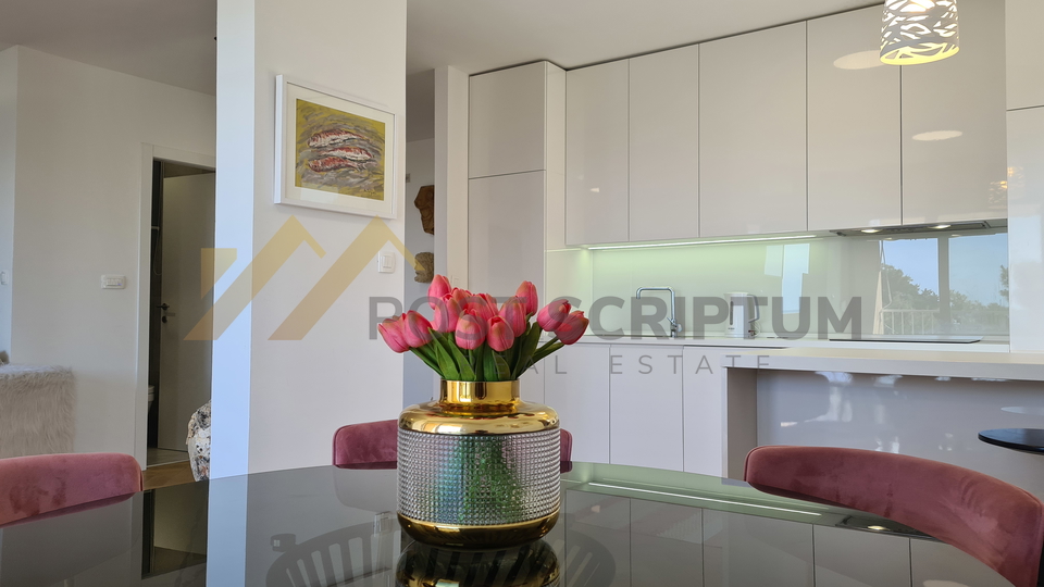 EXCELLENT TWO BEDROOM WITH SEA VIEW, AVAILABLE FOR THE LONG TERM