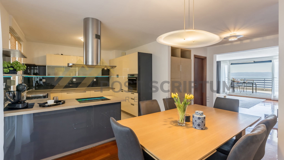 PRVI RED UZ MORE, DVOETAŽAN TROSOBAN S PARKING MJESTOM, DUGOROČNO