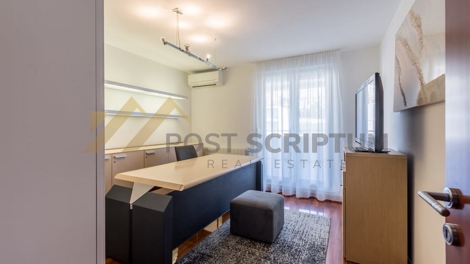 PRVI RED UZ MORE, DVOETAŽAN TROSOBAN S PARKING MJESTOM, DUGOROČNO