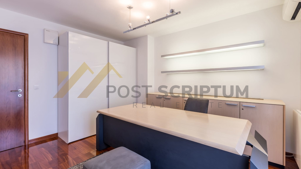 PRVI RED UZ MORE, DVOETAŽAN TROSOBAN S PARKING MJESTOM, DUGOROČNO