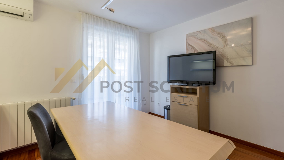 PRVI RED UZ MORE, DVOETAŽAN TROSOBAN S PARKING MJESTOM, DUGOROČNO