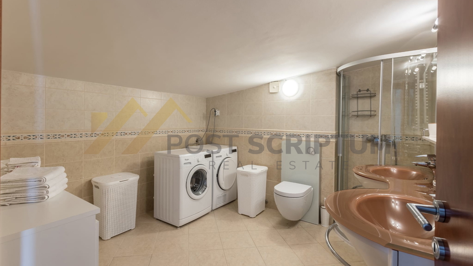 PRVI RED UZ MORE, DVOETAŽAN TROSOBAN S PARKING MJESTOM, DUGOROČNO