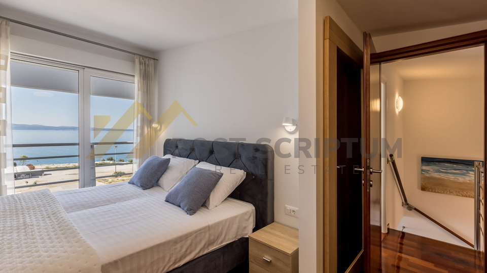 PRVI RED UZ MORE, DVOETAŽAN TROSOBAN S PARKING MJESTOM, DUGOROČNO