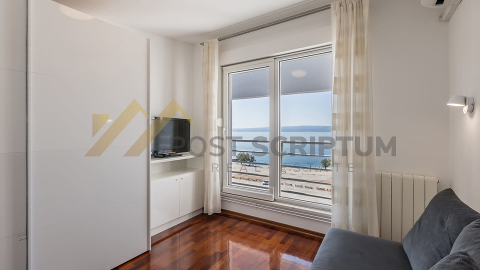 PRVI RED UZ MORE, DVOETAŽAN TROSOBAN S PARKING MJESTOM, DUGOROČNO