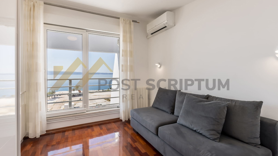 PRVI RED UZ MORE, DVOETAŽAN TROSOBAN S PARKING MJESTOM, DUGOROČNO