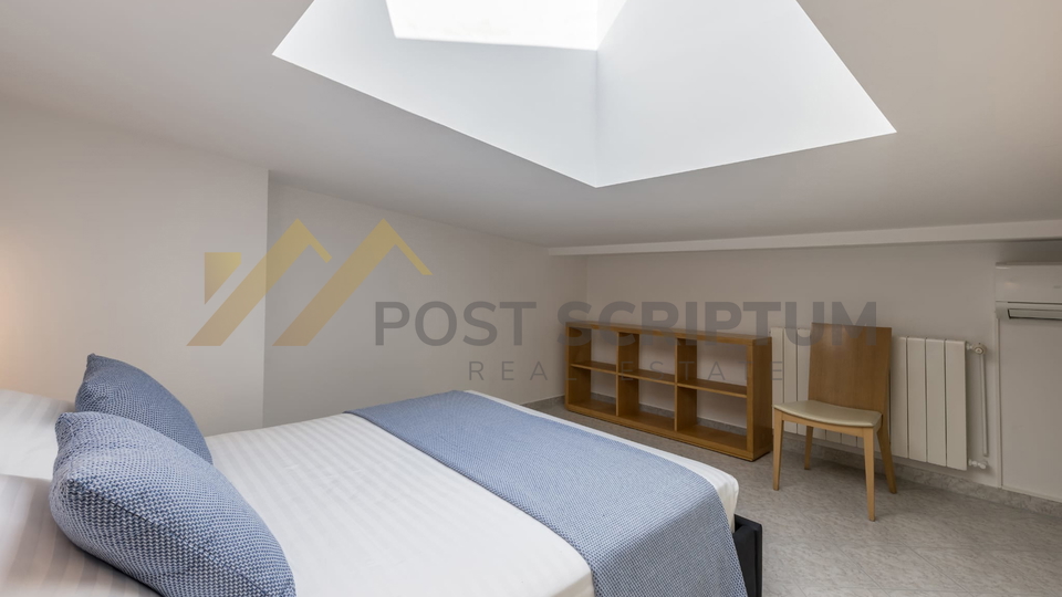 PRVI RED UZ MORE, DVOETAŽAN TROSOBAN S PARKING MJESTOM, DUGOROČNO