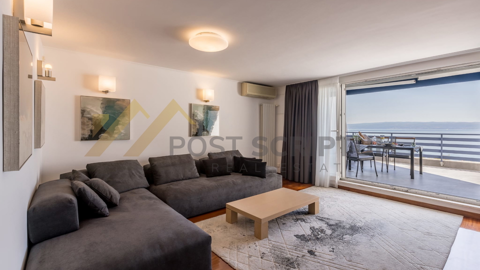 PRVI RED UZ MORE, DVOETAŽAN TROSOBAN S PARKING MJESTOM, DUGOROČNO